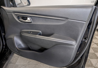 Подержанный автомобиль Kia Rio Hatchback 2021 года (23 фото)