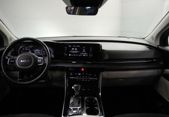 Подержанный автомобиль Kia Carnival 2021 года (11 фото)
