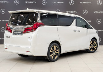 Подержанный автомобиль Toyota Alphard 2019 года (5 фото)