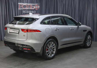 Подержанный автомобиль Jaguar F-Pace 2017 года (5 фото)