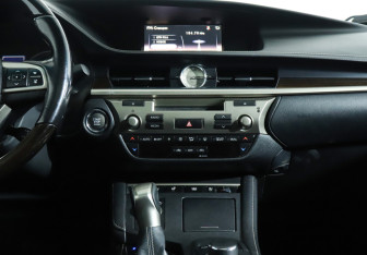 Подержанный автомобиль Lexus ES 2015 года (16 фото)