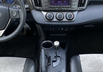 Подержанный автомобиль Toyota RAV4 2013 года (13 фото)