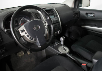 Подержанный автомобиль Nissan X-Trail 2014 года (11 фото)