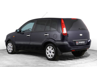 Подержанный автомобиль Ford Fusion 2006 года (7 фото)