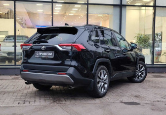 Подержанный автомобиль Toyota RAV4 2021 года (8 фото)
