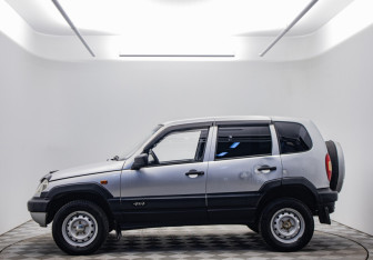 Подержанный автомобиль Chevrolet Niva 2007 года (8 фото)