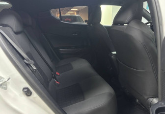 Подержанный автомобиль Toyota C-HR 2021 года (11 фото)