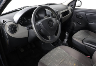Подержанный автомобиль Renault Logan Sedan 2012 года (9 фото)