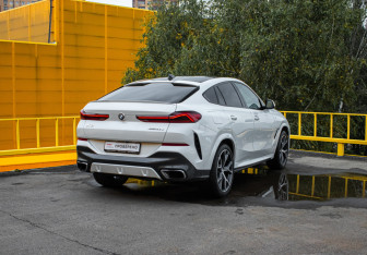 Подержанный автомобиль BMW X6 2021 года (4 фото)