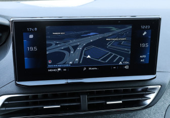 Подержанный автомобиль Peugeot 3008 2022 года (18 фото)