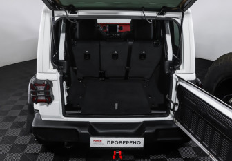 Подержанный автомобиль Jeep Wrangler 2022 года (9 фото)