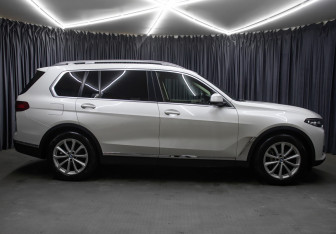 Подержанный автомобиль BMW X7 2019 года (8 фото)