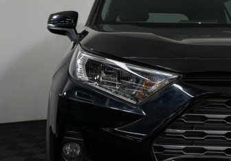 Подержанный автомобиль Toyota RAV4 2021 года (15 фото)