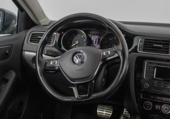 Подержанный автомобиль Volkswagen Jetta Sedan 2016 года (15 фото)