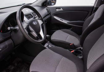 Подержанный автомобиль Hyundai Solaris Sedan 2013 года (10 фото)
