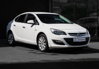 Подержанный автомобиль Opel Astra Sedan 2013 года (3 фото)