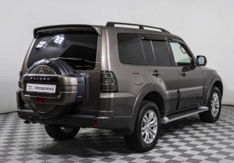 Подержанный автомобиль Mitsubishi Pajero 2012 года (5 фото)
