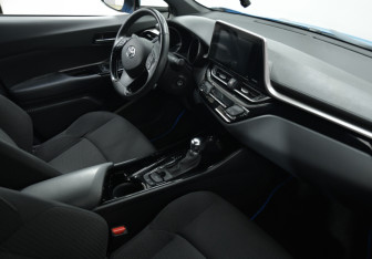 Подержанный автомобиль Toyota C-HR 2019 года (9 фото)