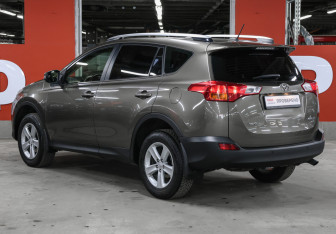 Подержанный автомобиль Toyota RAV4 2013 года (7 фото)