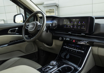 Подержанный автомобиль Kia Carnival 2022 года (15 фото)