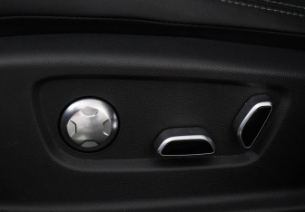 Подержанный автомобиль Hongqi H5 2024 года (17 фото)