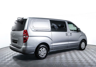 Подержанный автомобиль Hyundai Grand Starex 2018 года (3 фото)