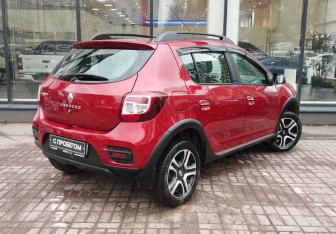 Подержанный автомобиль Renault Sandero 2018 года (8 фото)