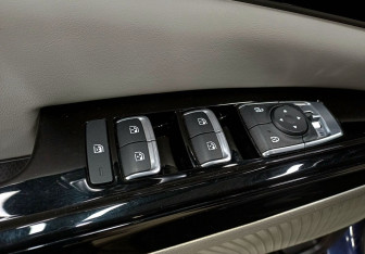 Подержанный автомобиль Kia Carnival 2021 года (18 фото)