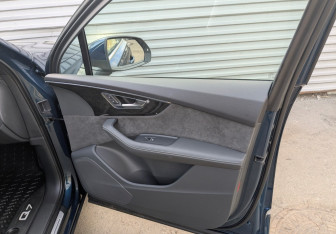 Подержанный автомобиль Audi Q7 2022 года (24 фото)