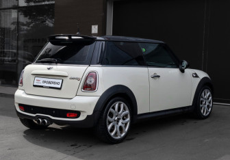 Подержанный автомобиль MINI Hatch 2008 года (5 фото)