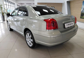 Подержанный автомобиль Toyota Avensis Sedan 2004 года (7 фото)