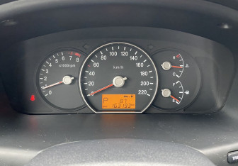 Подержанный автомобиль Kia Carens 2011 года (16 фото)