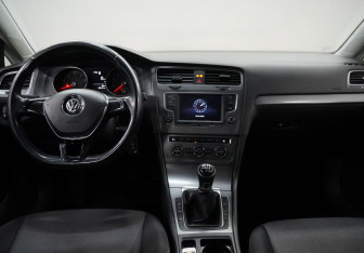 Подержанный автомобиль Volkswagen Golf Hatchback 2012 года (13 фото)