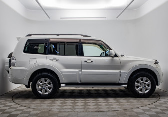 Подержанный автомобиль Mitsubishi Pajero 2012 года (6 фото)