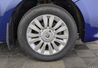 Подержанный автомобиль Renault Logan Sedan 2016 года (12 фото)