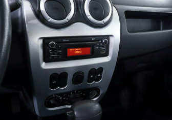 Подержанный автомобиль Renault Logan Sedan 2013 года (10 фото)