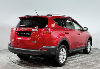 Подержанный автомобиль Toyota RAV4 2015 года (3 фото)