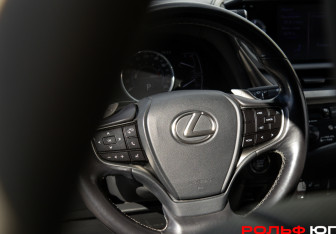 Подержанный автомобиль Lexus ES 2019 года (11 фото)