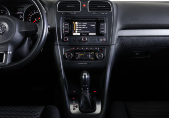 Подержанный автомобиль Volkswagen Golf Hatchback 2011 года (12 фото)