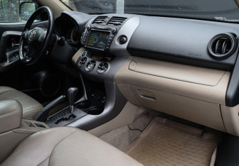 Подержанный автомобиль Toyota RAV4 2008 года (7 фото)