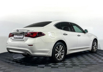 Подержанный автомобиль Infiniti Q70 2015 года (5 фото)