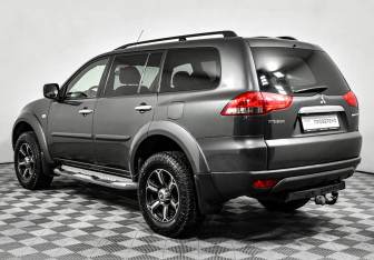 Подержанный автомобиль Mitsubishi Pajero Sport 2013 года (7 фото)
