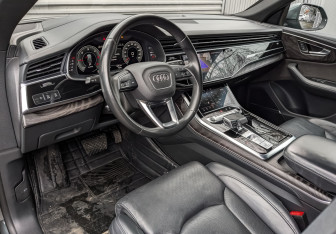 Подержанный автомобиль Audi Q8 2021 года (15 фото)