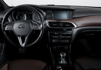 Подержанный автомобиль Infiniti Q30 2017 года (12 фото)