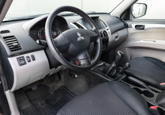 Подержанный автомобиль Mitsubishi Pajero Sport 2013 года (12 фото)