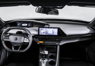 Подержанный автомобиль Changan UNI-V 2023 года (17 фото)