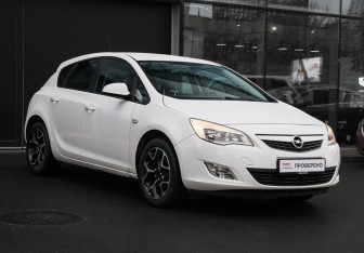 Подержанный автомобиль Opel Astra Hatchback 2011 года (3 фото)