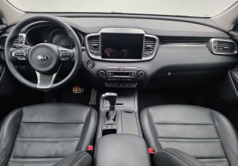 Подержанный автомобиль Kia Sorento 2017 года (10 фото)