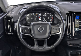 Подержанный автомобиль Volvo XC40 2018 года (21 фото)