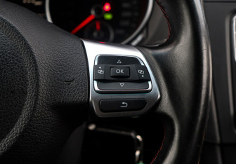 Подержанный автомобиль Volkswagen Golf Hatchback 2011 года (17 фото)